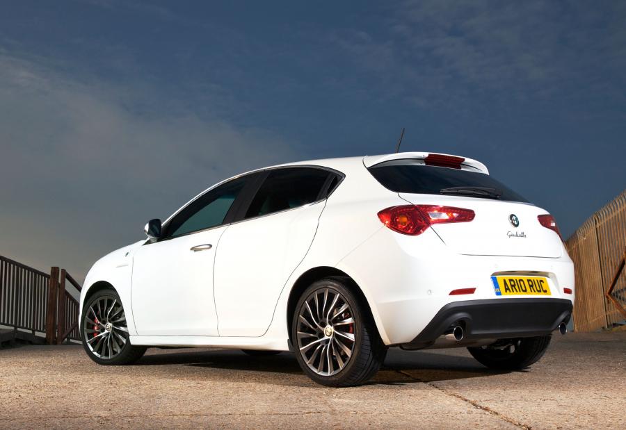  Alfa Romeo Giulietta Cloverleaf (940) 2010 года  (UK) (фото 21 из 40)